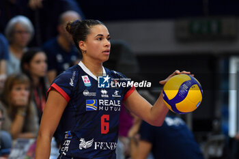 2024-11-10 - Avery Skinner Reale Mutua Fenera Chieri'76 during serie A1 Volley Women 2024/25 match between Reale Mutua Fenera Chieri 76 vs Prosecco Doc Imoco Conegliano at Pala Fenera Chieri on November 10, 2024 in Chieri, Italy - ph Giuliano Marchisciano - REALE MUTUA FENERA CHIERI '76 VS PROSECCO DOC IMOCO CONEGLIANO - SERIE A1 WOMEN - VOLLEYBALL