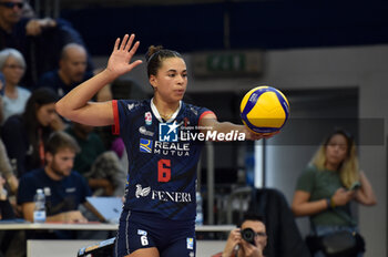 2024-11-10 - Avery Skinner Reale Mutua Fenera Chieri'76 during serie A1 Volley Women 2024/25 match between Reale Mutua Fenera Chieri 76 vs Prosecco Doc Imoco Conegliano at Pala Fenera Chieri on November 10, 2024 in Chieri, Italy - ph Giuliano Marchisciano - REALE MUTUA FENERA CHIERI '76 VS PROSECCO DOC IMOCO CONEGLIANO - SERIE A1 WOMEN - VOLLEYBALL