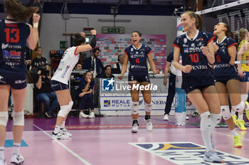 2024-11-10 - Avery Skinner Reale Mutua Fenera Chieri'76 during serie A1 Volley Women 2024/25 match between Reale Mutua Fenera Chieri 76 vs Prosecco Doc Imoco Conegliano at Pala Fenera Chieri on November 10, 2024 in Chieri, Italy - ph Giuliano Marchisciano - REALE MUTUA FENERA CHIERI '76 VS PROSECCO DOC IMOCO CONEGLIANO - SERIE A1 WOMEN - VOLLEYBALL