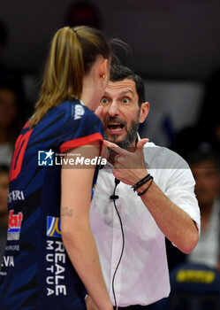 2024-11-10 - Giulio Cesare Bregoli head coach Reale Mutua Fenera Chieri'76 and Sarah Van Aalen Reale Mutua Fenera Chieri'76 during serie A1 Volley Women 2024/25 match between Reale Mutua Fenera Chieri 76 vs Prosecco Doc Imoco Conegliano at Pala Fenera Chieri on November 10, 2024 in Chieri, Italy - ph Giuliano Marchisciano - REALE MUTUA FENERA CHIERI '76 VS PROSECCO DOC IMOCO CONEGLIANO - SERIE A1 WOMEN - VOLLEYBALL