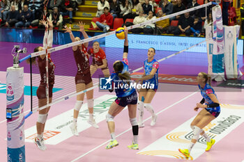 17/11/2024 - Mayu Ishikawa (Igor Novara) during Volley Italian Championship Serie A Women 2024/25 match between Eurotek Uyba Busto Arsizio and Igor Novara at E-Work Arena, Busto Arsizio, Italy on November 17, 2024 - UYBA VOLLEY BUSTO ARSIZIO VS IGOR GORGONZOLA NOVARA - SERIE A1 FEMMINILE - VOLLEY