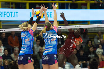 17/11/2024 - Josephine Obossa (Eurotek Uyba Busto Arsizio) during Volley Italian Championship Serie A Women 2024/25 match between Eurotek Uyba Busto Arsizio and Igor Novara at E-Work Arena, Busto Arsizio, Italy on November 17, 2024 - UYBA VOLLEY BUSTO ARSIZIO VS IGOR GORGONZOLA NOVARA - SERIE A1 FEMMINILE - VOLLEY