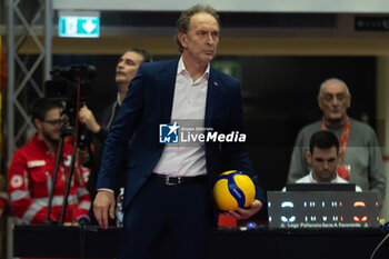 17/11/2024 - Lorenzo Bernardi Head Coach Igor Novara during Volley Italian Championship Serie A Women 2024/25 match between Eurotek Uyba Busto Arsizio and Igor Novara at E-Work Arena, Busto Arsizio, Italy on November 17, 2024 - UYBA VOLLEY BUSTO ARSIZIO VS IGOR GORGONZOLA NOVARA - SERIE A1 FEMMINILE - VOLLEY