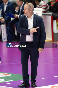 17/11/2024 - Enrico Barbolini Head coach Eurotek Uyba Busto Arsizio during Volley Italian Championship Serie A Women 2024/25 match between Eurotek Uyba Busto Arsizio and Igor Novara at E-Work Arena, Busto Arsizio, Italy on November 17, 2024 - UYBA VOLLEY BUSTO ARSIZIO VS IGOR GORGONZOLA NOVARA - SERIE A1 FEMMINILE - VOLLEY