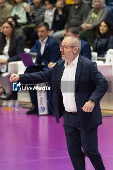 17/11/2024 - Enrico Barbolini Head coach Eurotek Uyba Busto Arsizio during Volley Italian Championship Serie A Women 2024/25 match between Eurotek Uyba Busto Arsizio and Igor Novara at E-Work Arena, Busto Arsizio, Italy on November 17, 2024 - UYBA VOLLEY BUSTO ARSIZIO VS IGOR GORGONZOLA NOVARA - SERIE A1 FEMMINILE - VOLLEY