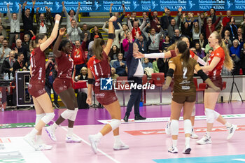 17/11/2024 - Players of Eurotek Uyba Busto Arsizio celebrate after scoring a match point during Volley Italian Championship Serie A Women 2024/25 match between Eurotek Uyba Busto Arsizio and Igor Novara at E-Work Arena, Busto Arsizio, Italy on November 17, 2024 - UYBA VOLLEY BUSTO ARSIZIO VS IGOR GORGONZOLA NOVARA - SERIE A1 FEMMINILE - VOLLEY