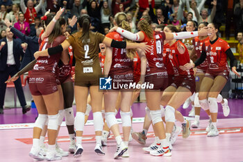 17/11/2024 - Players of Eurotek Uyba Busto Arsizio celebrate after scoring a match point during Volley Italian Championship Serie A Women 2024/25 match between Eurotek Uyba Busto Arsizio and Igor Novara at E-Work Arena, Busto Arsizio, Italy on November 17, 2024 - UYBA VOLLEY BUSTO ARSIZIO VS IGOR GORGONZOLA NOVARA - SERIE A1 FEMMINILE - VOLLEY