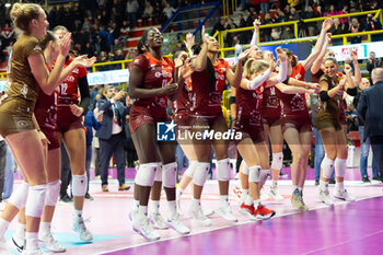 17/11/2024 - Players of Eurotek Uyba Busto Arsizio celebrate the victory during Volley Italian Championship Serie A Women 2024/25 match between Eurotek Uyba Busto Arsizio and Igor Novara at E-Work Arena, Busto Arsizio, Italy on November 17, 2024 - UYBA VOLLEY BUSTO ARSIZIO VS IGOR GORGONZOLA NOVARA - SERIE A1 FEMMINILE - VOLLEY