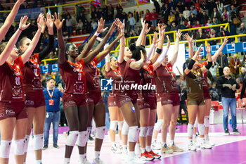 17/11/2024 - Players of Eurotek Uyba Busto Arsizio celebrate the victory during Volley Italian Championship Serie A Women 2024/25 match between Eurotek Uyba Busto Arsizio and Igor Novara at E-Work Arena, Busto Arsizio, Italy on November 17, 2024 - UYBA VOLLEY BUSTO ARSIZIO VS IGOR GORGONZOLA NOVARA - SERIE A1 FEMMINILE - VOLLEY