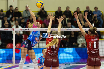 17/11/2024 - Federica Squarcini (Igor Novara) during Volley Italian Championship Serie A Women 2024/25 match between Eurotek Uyba Busto Arsizio and Igor Novara at E-Work Arena, Busto Arsizio, Italy on November 17, 2024 - UYBA VOLLEY BUSTO ARSIZIO VS IGOR GORGONZOLA NOVARA - SERIE A1 FEMMINILE - VOLLEY