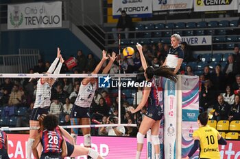 2024-11-16 - Volley Bergamo 1991 attack during Volley Italian Championship Serie A Women 2024/25 match between Volley Bergamo 1991 and Reale Mutua Fenera Chieri '76 at Palafacchetti Treviglio (BG), Italy, on november 2024 - VOLLEY BERGAMO 1991 VS REALE MUTUA FENERA CHIERI '76 - SERIE A1 WOMEN - VOLLEYBALL