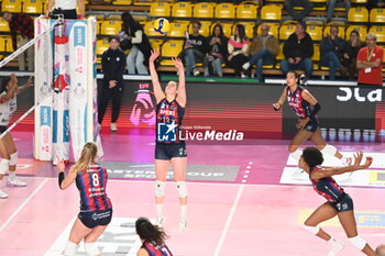 2024-11-16 - Ashley Evans, Volley Bergamo 1991, Volley Bergamo 1991 during Volley Italian Championship Serie A Women 2024/25 match between Volley Bergamo 1991 and Reale Mutua Fenera Chieri '76 at Palafacchetti Treviglio (BG), Italy, on november 2024 - VOLLEY BERGAMO 1991 VS REALE MUTUA FENERA CHIERI '76 - SERIE A1 WOMEN - VOLLEYBALL