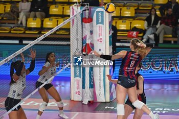 2024-11-16 - Monique Strubbe, Volley Bergamo 1991, attack, during Volley Italian Championship Serie A Women 2024/25 match between Volley Bergamo 1991 and Reale Mutua Fenera Chieri '76 at Palafacchetti Treviglio (BG), Italy, on november 2024 - VOLLEY BERGAMO 1991 VS REALE MUTUA FENERA CHIERI '76 - SERIE A1 WOMEN - VOLLEYBALL