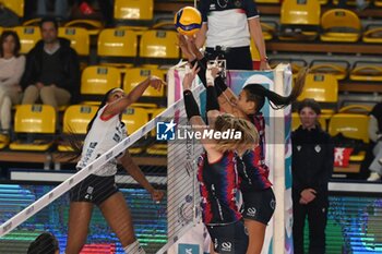 2024-11-16 - Volley Bergamo 1991 block during Volley Italian Championship Serie A Women 2024/25 match between Volley Bergamo 1991 and Reale Mutua Fenera Chieri '76 at Palafacchetti Treviglio (BG), Italy, on november 2024 - VOLLEY BERGAMO 1991 VS REALE MUTUA FENERA CHIERI '76 - SERIE A1 WOMEN - VOLLEYBALL