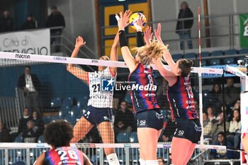 2024-11-16 - Volley Bergamo 1991 block during Volley Italian Championship Serie A Women 2024/25 match between Volley Bergamo 1991 and Reale Mutua Fenera Chieri '76 at Palafacchetti Treviglio (BG), Italy, on november 2024 - VOLLEY BERGAMO 1991 VS REALE MUTUA FENERA CHIERI '76 - SERIE A1 WOMEN - VOLLEYBALL