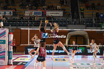 2024-11-16 - Volley Bergamo 1991 block during Volley Italian Championship Serie A Women 2024/25 match between Volley Bergamo 1991 and Reale Mutua Fenera Chieri '76 at Palafacchetti Treviglio (BG), Italy, on november 2024 - VOLLEY BERGAMO 1991 VS REALE MUTUA FENERA CHIERI '76 - SERIE A1 WOMEN - VOLLEYBALL