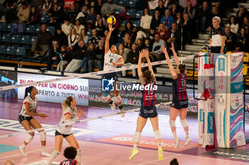 2024-11-16 - Avery Skinner, (Volley Bergamo 1991) during Volley Italian Championship Serie A Women 2024/25 match between Volley Bergamo 1991 and Reale Mutua Fenera Chieri '76 at Palafacchetti Treviglio (BG), Italy, on november 2024 - VOLLEY BERGAMO 1991 VS REALE MUTUA FENERA CHIERI '76 - SERIE A1 WOMEN - VOLLEYBALL