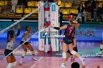 2024-11-16 - Monique Strubbe (Volley Bergamo 1991) during Volley Italian Championship Serie A Women 2024/25 match between Volley Bergamo 1991 and Reale Mutua Fenera Chieri '76 at Palafacchetti Treviglio (BG), Italy, on november 2024 - VOLLEY BERGAMO 1991 VS REALE MUTUA FENERA CHIERI '76 - SERIE A1 WOMEN - VOLLEYBALL