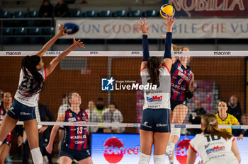 2024-11-16 - Monique Strubbe Attack, (Volley Bergamo 1991) during Volley Italian Championship Serie A Women 2024/25 match between Volley Bergamo 1991 and Reale Mutua Fenera Chieri '76 at Palafacchetti Treviglio (BG), Italy, on november 2024 - VOLLEY BERGAMO 1991 VS REALE MUTUA FENERA CHIERI '76 - SERIE A1 WOMEN - VOLLEYBALL