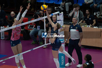 2024-11-22 - Nika Daalderop (Numia VeroVolley Milano) during Volley Italian Championship Serie A Women 2024/25 match between Numia VeroVolley Milano and Prosecco Doc Imoco Conegliano at Unipol Forum, Assago (MI), Italy on November 22, 2024 - VERO VOLLEY MILANO VS PROSECCO DOC IMOCO CONEGLIANO - SERIE A1 WOMEN - VOLLEYBALL