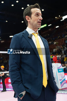 2024-11-22 - Daniele Santarelli Head Coach Prosecco Doc Imoco Conegliano during Volley Italian Championship Serie A Women 2024/25 match between Numia VeroVolley Milano and Prosecco Doc Imoco Conegliano at Unipol Forum, Assago (MI), Italy on November 22, 2024 - VERO VOLLEY MILANO VS PROSECCO DOC IMOCO CONEGLIANO - SERIE A1 WOMEN - VOLLEYBALL