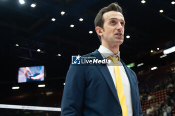 2024-11-22 - Daniele Santarelli Head Coach Prosecco Doc Imoco Conegliano during Volley Italian Championship Serie A Women 2024/25 match between Numia VeroVolley Milano and Prosecco Doc Imoco Conegliano at Unipol Forum, Assago (MI), Italy on November 22, 2024 - VERO VOLLEY MILANO VS PROSECCO DOC IMOCO CONEGLIANO - SERIE A1 WOMEN - VOLLEYBALL