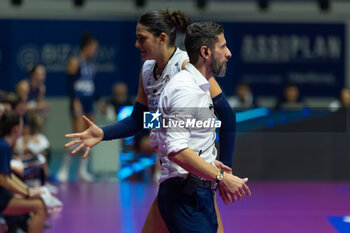 2024-10-16 - Giulio Cesare Bregoli Head Coach (Fenera Chieri '76) during Volley Italian Championship Serie A Women 2024/25 between Numia VeroVolley Milano and Reale Mutua Fenera Chieri at Opiquad Arena, Monza, Italy on October 16, 2024 - VERO VOLLEY MILANO VS REALE MUTUA FENERA CHIERI '76 - SERIE A1 WOMEN - VOLLEYBALL