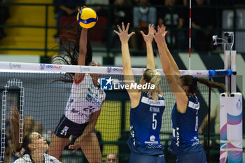 2024-10-16 - Loveth Oghosasere Omoruyi (Fenera Chieri '76) during Volley Italian Championship Serie A Women 2024/25 between Numia VeroVolley Milano and Reale Mutua Fenera Chieri at Opiquad Arena, Monza, Italy on October 16, 2024 - VERO VOLLEY MILANO VS REALE MUTUA FENERA CHIERI '76 - SERIE A1 WOMEN - VOLLEYBALL