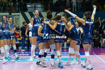 2024-10-16 - Players of Numia VeroVolley Milanocelebrate after scoring a match point during Volley Italian Championship Serie A Women 2024/25 between Numia VeroVolley Milano and Reale Mutua Fenera Chieri at Opiquad Arena, Monza, Italy on October 16, 2024 - VERO VOLLEY MILANO VS REALE MUTUA FENERA CHIERI '76 - SERIE A1 WOMEN - VOLLEYBALL