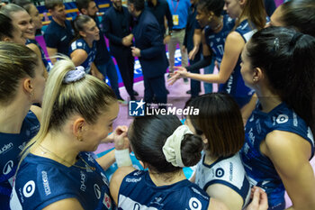 2024-10-16 - Players of Numia VeroVolley Milano celebrate the victory during Volley Italian Championship Serie A Women 2024/25 between Numia VeroVolley Milano and Reale Mutua Fenera Chieri at Opiquad Arena, Monza, Italy on October 16, 2024 - VERO VOLLEY MILANO VS REALE MUTUA FENERA CHIERI '76 - SERIE A1 WOMEN - VOLLEYBALL