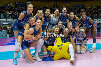 2024-10-16 - Players of Numia VeroVolley Milano celebrate the victory during Volley Italian Championship Serie A Women 2024/25 between Numia VeroVolley Milano and Reale Mutua Fenera Chieri at Opiquad Arena, Monza, Italy on October 16, 2024 - VERO VOLLEY MILANO VS REALE MUTUA FENERA CHIERI '76 - SERIE A1 WOMEN - VOLLEYBALL