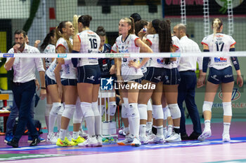 2024-10-16 - Giulio Cesare Bregoli Head Coach (Fenera Chieri '76) with Players of Fenera Chieri '76 during Volley Italian Championship Serie A Women 2024/25 between Numia VeroVolley Milano and Reale Mutua Fenera Chieri at Opiquad Arena, Monza, Italy on October 16, 2024 - VERO VOLLEY MILANO VS REALE MUTUA FENERA CHIERI '76 - SERIE A1 WOMEN - VOLLEYBALL