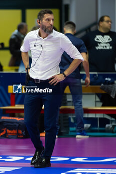 2024-10-16 - Giulio Cesare Bregoli Head Coach (Fenera Chieri '76) during Volley Italian Championship Serie A Women 2024/25 between Numia VeroVolley Milano and Reale Mutua Fenera Chieri at Opiquad Arena, Monza, Italy on October 16, 2024 - VERO VOLLEY MILANO VS REALE MUTUA FENERA CHIERI '76 - SERIE A1 WOMEN - VOLLEYBALL