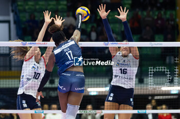 2024-10-16 - Myriam Sylla (Numia VeroVolley Milano) during Volley Italian Championship Serie A Women 2024/25 between Numia VeroVolley Milano and Reale Mutua Fenera Chieri at Opiquad Arena, Monza, Italy on October 16, 2024 - VERO VOLLEY MILANO VS REALE MUTUA FENERA CHIERI '76 - SERIE A1 WOMEN - VOLLEYBALL