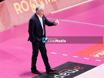 30/10/2024 - Giuseppe Cuccarini coach of Roma Volley Club during the 5th round of the Serie A1 Women's Volleyball Championship between Roma Volley Club and Volley Bergamo on oct 30, 2024 at the Palazzetto dello Sport in Rome. - ROMA VOLLEY VS VOLLEY BERGAMO 1991 - SERIE A1 FEMMINILE - VOLLEY