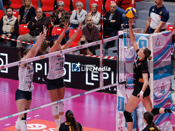 30/10/2024 - Linda Manfredini of Volley Bergamo, Michaela Mlejnkova of Volley Bergamo, Gabriela Orvosova of Roma Volley Club during the 5th round of the Serie A1 Women's Volleyball Championship between Roma Volley Club and Volley Bergamo on oct 30, 2024 at the Palazzetto dello Sport in Rome. - ROMA VOLLEY VS VOLLEY BERGAMO 1991 - SERIE A1 FEMMINILE - VOLLEY