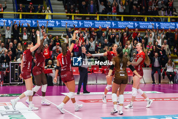 2024-11-17 - UYBA Eurotek Volley Busto Arsizio players celebrate the victory at the end of the match during Volley Serie A women 2024/25 match between UYBA Eurotek Volley Busto Arsizio and Igor Gorgonzola Novara at E-Work Arena. Final score UYBA Eurotek Volley Busto Arsizio 3 | 0 Igor Gorgonzola Novara - UYBA VOLLEY BUSTO ARSIZIO VS IGOR GORGONZOLA NOVARA - SERIE A1 WOMEN - VOLLEYBALL