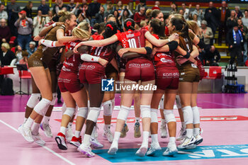 2024-11-17 - UYBA Eurotek Volley Busto Arsizio players celebrate the victory at the end of the match during Volley Serie A women 2024/25 match between UYBA Eurotek Volley Busto Arsizio and Igor Gorgonzola Novara at E-Work Arena. Final score UYBA Eurotek Volley Busto Arsizio 3 | 0 Igor Gorgonzola Novara - UYBA VOLLEY BUSTO ARSIZIO VS IGOR GORGONZOLA NOVARA - SERIE A1 WOMEN - VOLLEYBALL