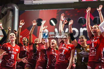 2024-11-17 - UYBA Eurotek Volley Busto Arsizio players celebrate the victory at the end of the match during Volley Serie A women 2024/25 match between UYBA Eurotek Volley Busto Arsizio and Igor Gorgonzola Novara at E-Work Arena. Final score UYBA Eurotek Volley Busto Arsizio 3 | 0 Igor Gorgonzola Novara - UYBA VOLLEY BUSTO ARSIZIO VS IGOR GORGONZOLA NOVARA - SERIE A1 WOMEN - VOLLEYBALL