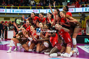 2024-11-17 - UYBA Eurotek Volley Busto Arsizio players celebrate the victory at the end of the match during Volley Serie A women 2024/25 match between UYBA Eurotek Volley Busto Arsizio and Igor Gorgonzola Novara at E-Work Arena. Final score UYBA Eurotek Volley Busto Arsizio 3 | 0 Igor Gorgonzola Novara - UYBA VOLLEY BUSTO ARSIZIO VS IGOR GORGONZOLA NOVARA - SERIE A1 WOMEN - VOLLEYBALL