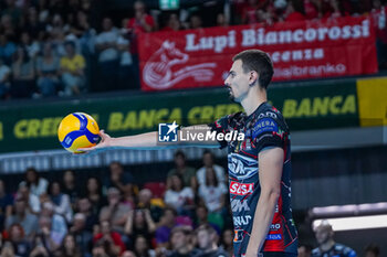 2024-09-21 - Simone Giannelli (Sir Susa Vim Perugia) at service - SIR SUSA VIM PERUGIA VS GAS SALES BLUENERGY PIACENZA - SUPERCOPPA - VOLLEYBALL