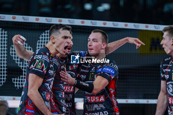 2024-09-21 - 10 Wassim Ben Tara (Sir Susa Vim Perugia) and 17 Oleh Plotnytskyi (Sir Susa Vim Perugia) exultation - SIR SUSA VIM PERUGIA VS GAS SALES BLUENERGY PIACENZA - SUPERCOPPA - VOLLEYBALL