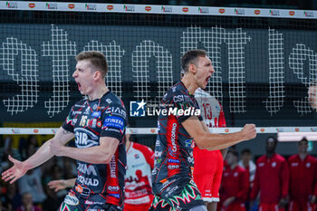 2024-09-21 - 16 Kamil Semeniuk (Sir Susa Vim Perugia) and Roberto Russo - SIR SUSA VIM PERUGIA VS GAS SALES BLUENERGY PIACENZA - SUPERCOPPA - VOLLEYBALL