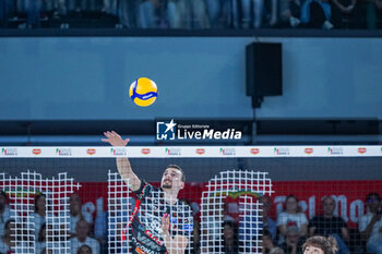 2024-09-21 - 6 Simone Giannelli (Sir Susa Vim Perugia) at service - SIR SUSA VIM PERUGIA VS GAS SALES BLUENERGY PIACENZA - SUPERCOPPA - VOLLEYBALL