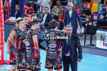 2024-09-21 - Angelo Lorenzetti (Head Coach of Sir Susa Vim Perugia) during a timeout - SIR SUSA VIM PERUGIA VS GAS SALES BLUENERGY PIACENZA - SUPERCOPPA - VOLLEYBALL