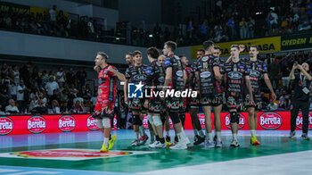 2024-09-21 - Massimo Colaci (Sir Susa Vim Perugia) with teammates exultation - SIR SUSA VIM PERUGIA VS GAS SALES BLUENERGY PIACENZA - SUPERCOPPA - VOLLEYBALL