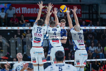 2024-09-21 - Attack of #6 Erik Rohrs (Vero Volley Monza) - ITAS TRENTINO VS VERO VOLLEY MONZA - SUPERCOPPA - VOLLEYBALL