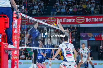 2024-09-21 - 23 Flavio Resende Gualberto (Itas Trentino) block - ITAS TRENTINO VS VERO VOLLEY MONZA - SUPERCOPPA - VOLLEYBALL