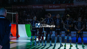 2024-09-22 - Trentino on field during the national anthem - FINAL - SIR SUSA VIM PERUGIA VS ITAS TRENTINO - SUPERCOPPA - VOLLEYBALL