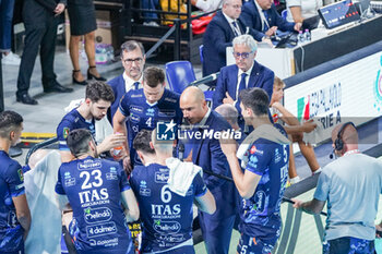 2024-09-22 - Fabio Soli (Head Coach of Itas Trentino) during a time out - FINAL - SIR SUSA VIM PERUGIA VS ITAS TRENTINO - SUPERCOPPA - VOLLEYBALL